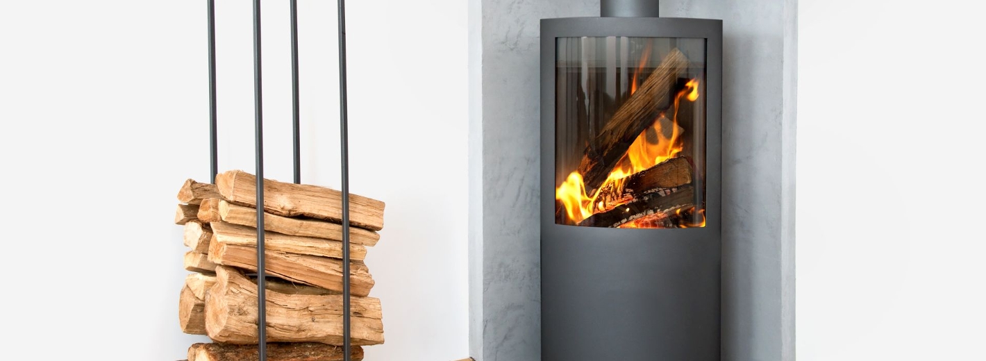 Kaminofen mit Holzstücken