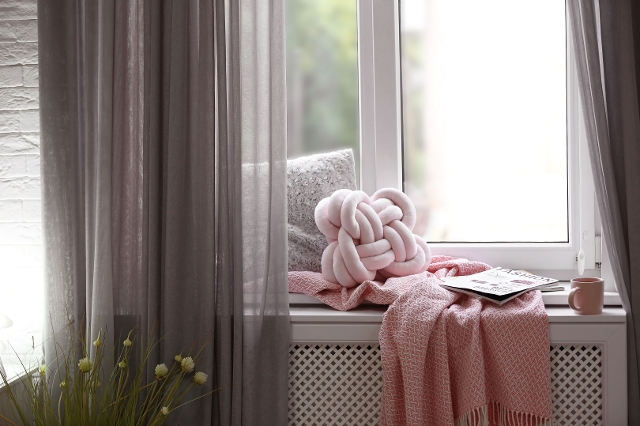 Fensterbrett mit Decke und Polster