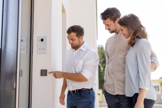 Haustür mit Smarthome Sicherung.