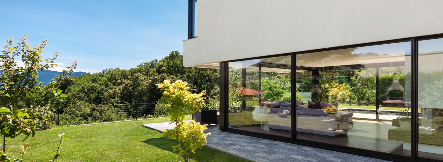 Vollflächige Fenster außen