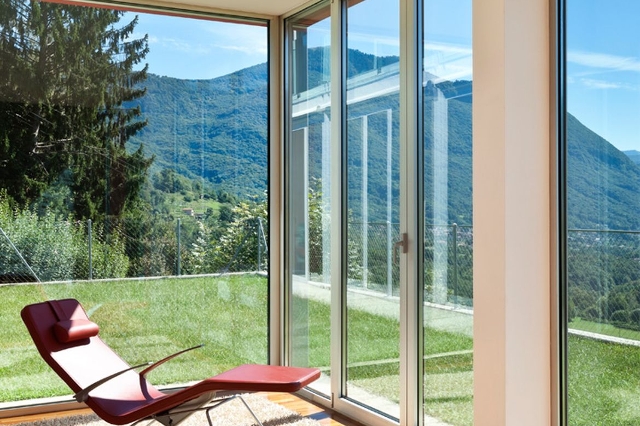Vollflächige Fenster mit Relaxsessel