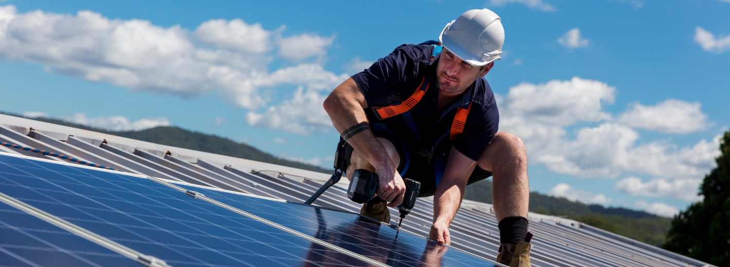 Photovoltaiktechniker montiert PV-Paneele