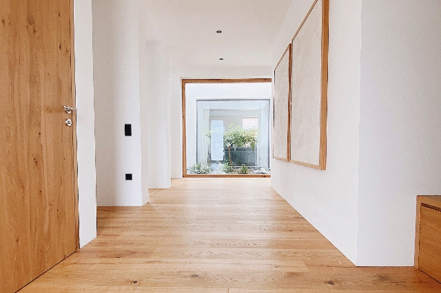 Gang mit Blick aufs Atrium
