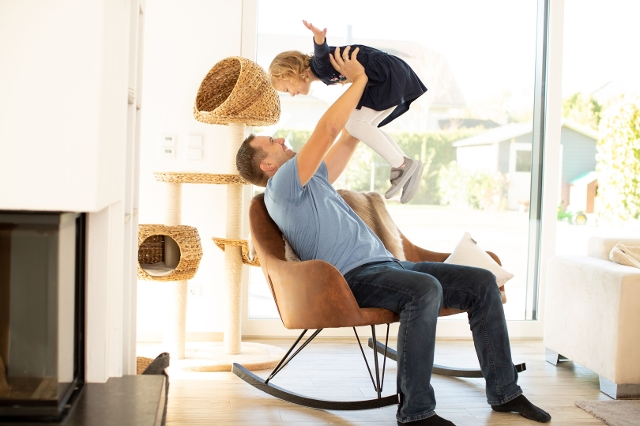 Spaß mit Tochter im neuen Zuhause