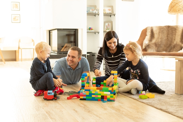 Familie spielt im Wohnzimmer