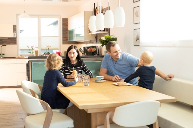 Familie beim Jausnen