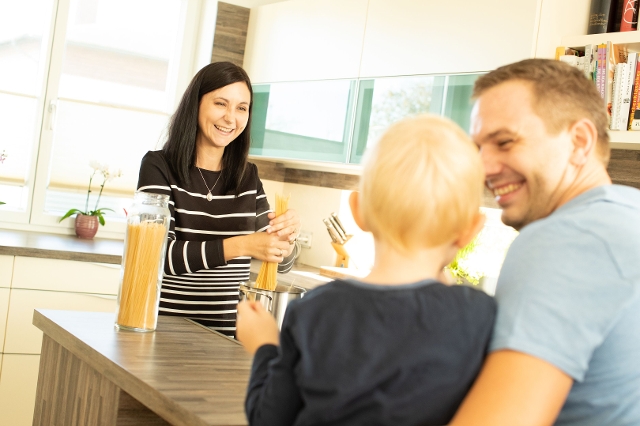 Mutter kochte Nudeln und Vater und Sohn schauen zu