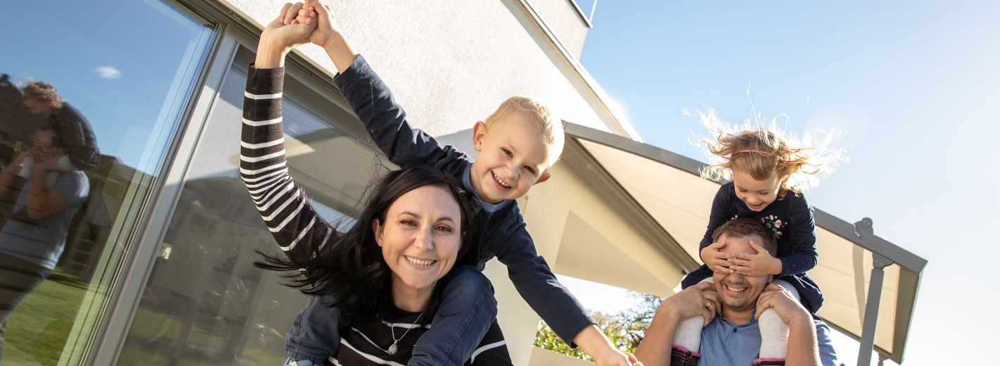 Familie vor ihrem neuen Haus