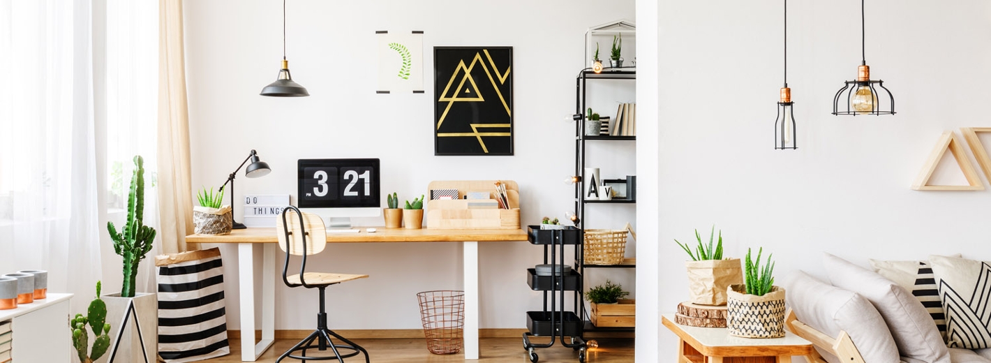 Kleines Büro im Wohnzimmer