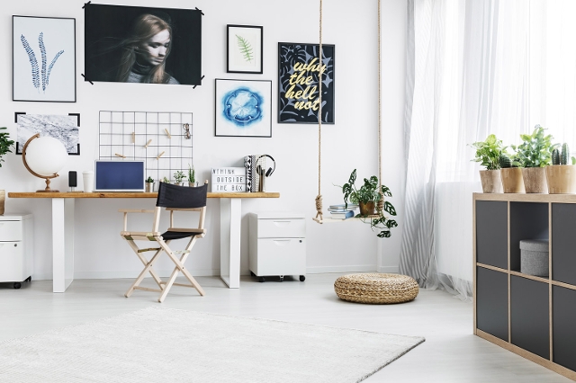 Schöner Home-Office Platz im Wohnzimmer