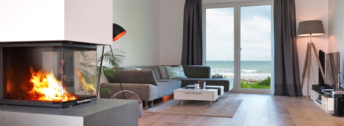 Freistehender Kamin im Wohnzimmer