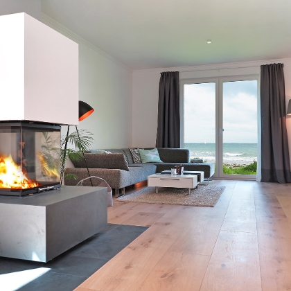Freistehender Kamin im Wohnzimmer