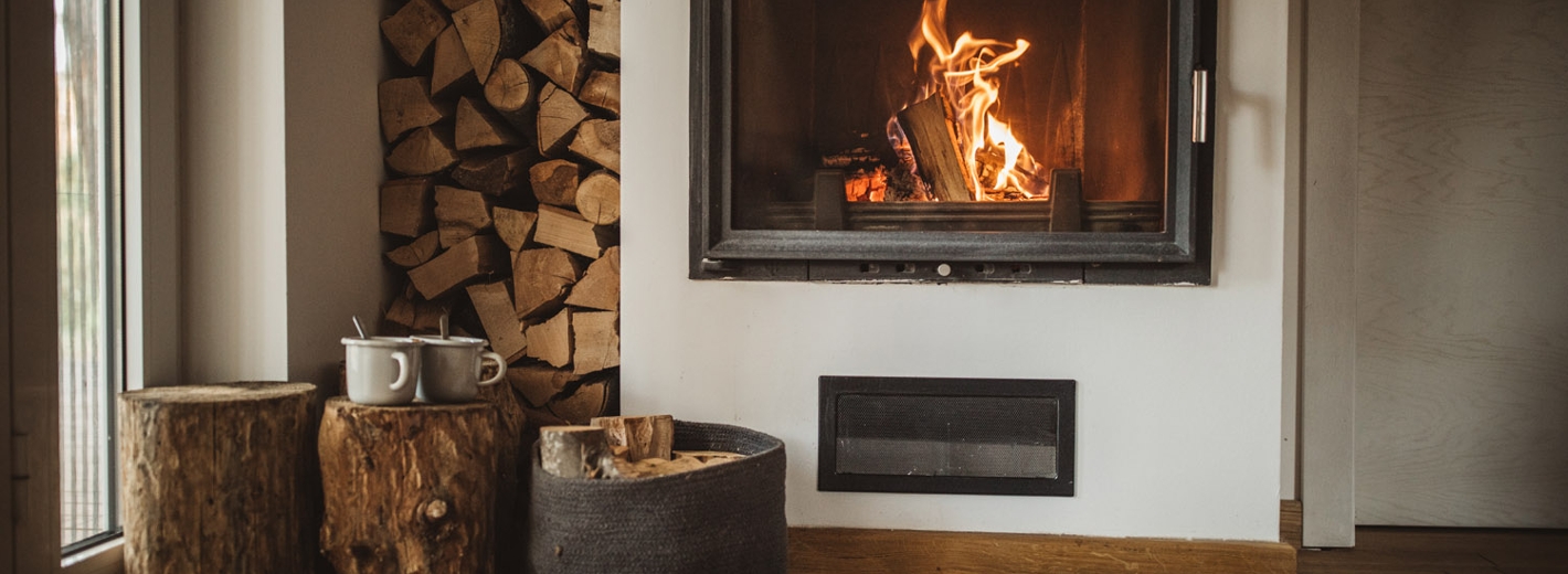 Kamin im Wohzimmer mit Holz zum Einheizen