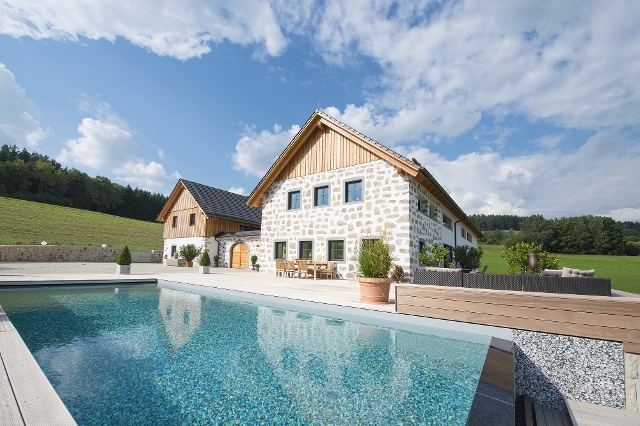Haus mit Pool und Fenstern von Internorm