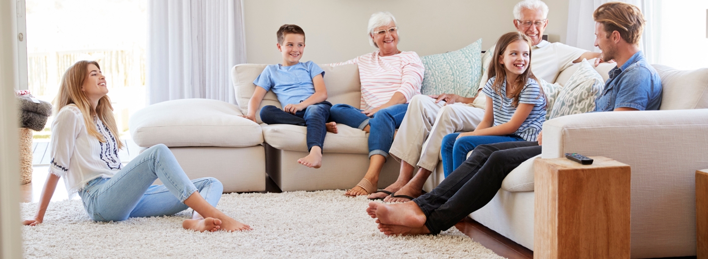 Bungalow Wohnzimmer mit Familie