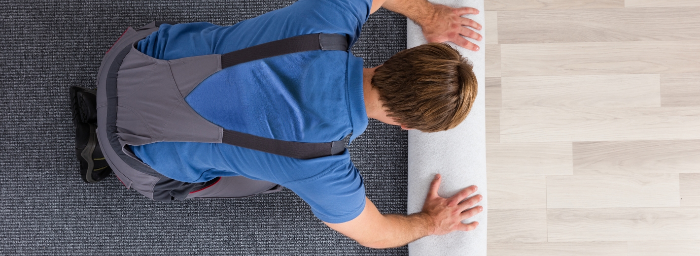 Man rollt Teppichbelag aus