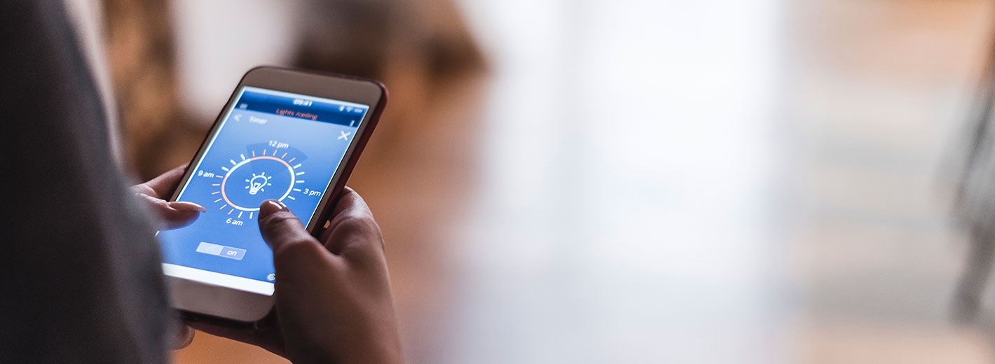 Person stellt Zeitschaltuhr am Smartphone