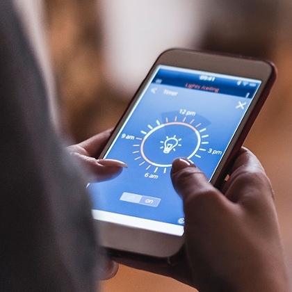 Person stellt Zeitschaltuhr am Smartphone