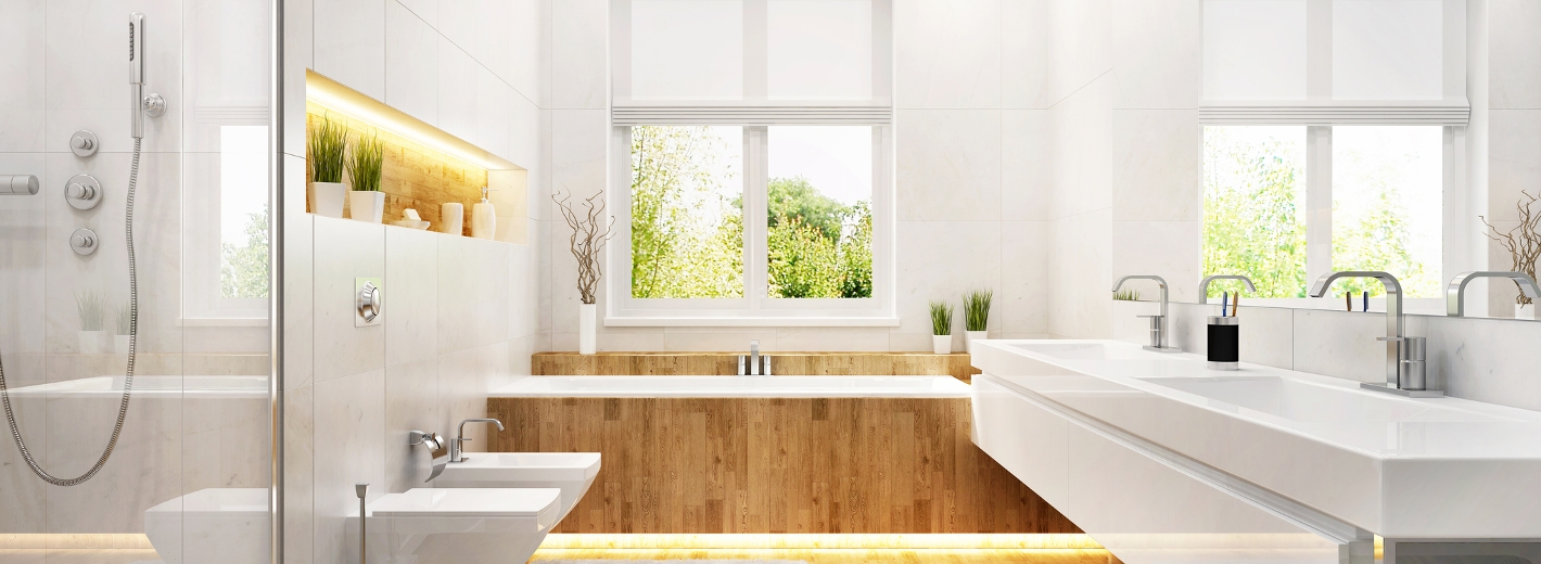 Neues Badezimmer mit weißen Möbeln und Fliesenboden in holzoptik