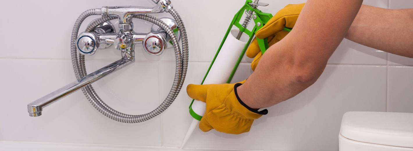 Silikon auf der Badewanne aufspritzen