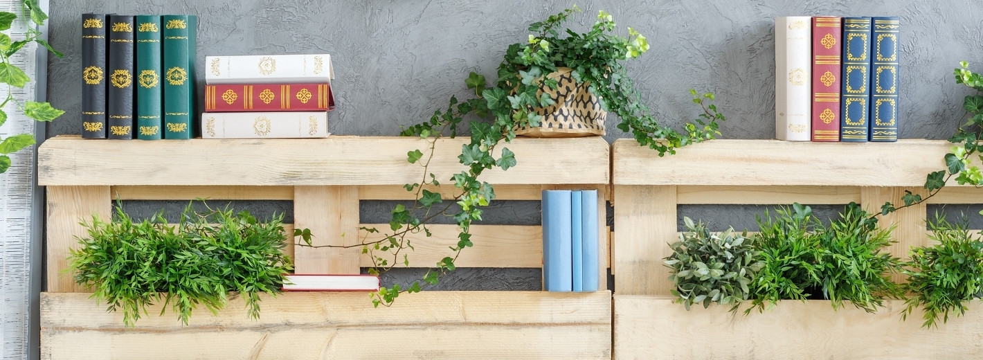 Blumenwand aus Paletten