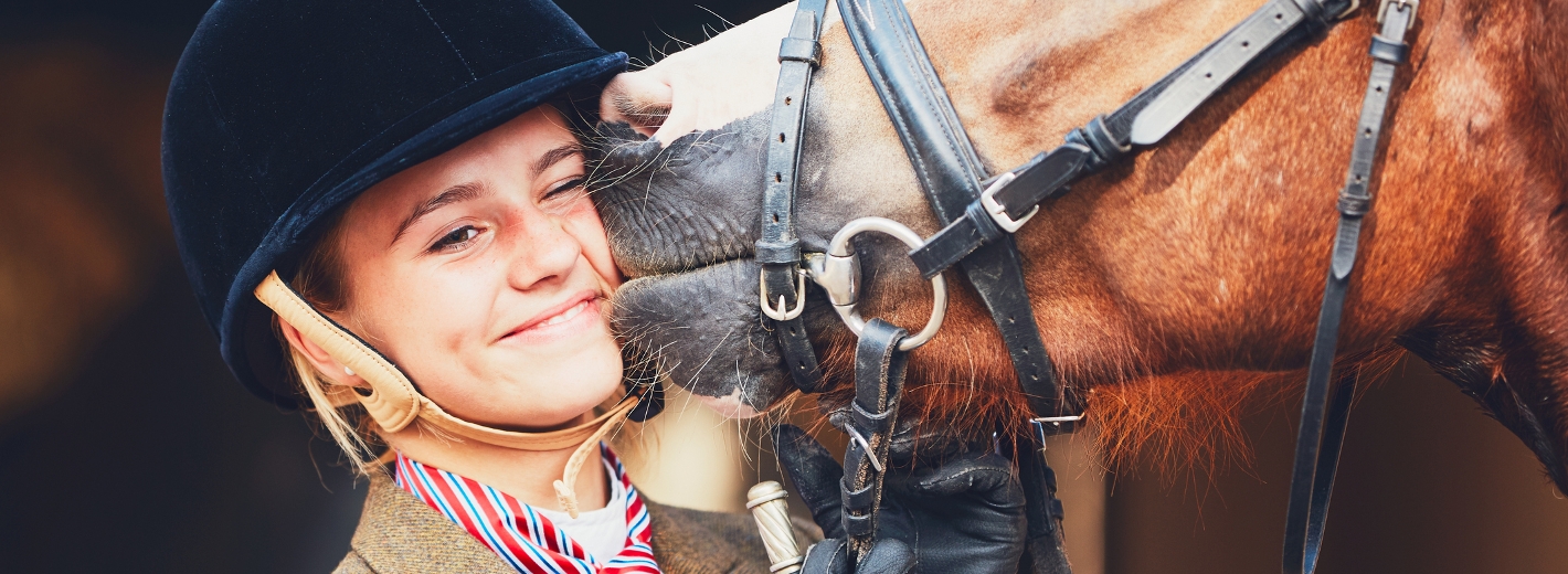 Verschmustes Pferd und Besitzerin