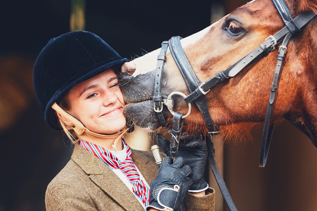 Verschmustes Pferd und Besitzerin