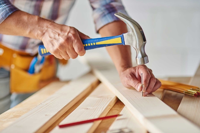 Nagel mit Hammer einschlagen