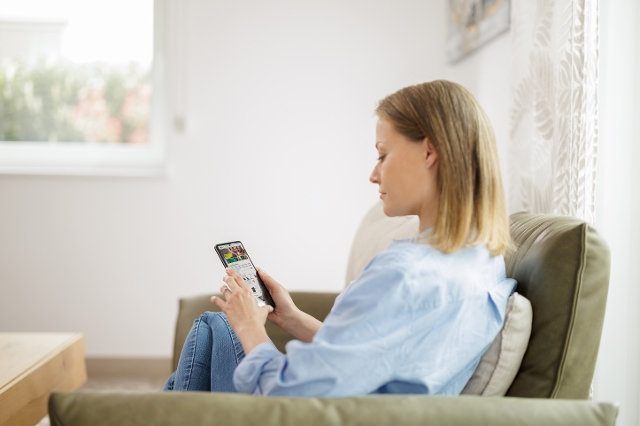 Frau registriert sich für den Lagerhaus Newsletter am Handy