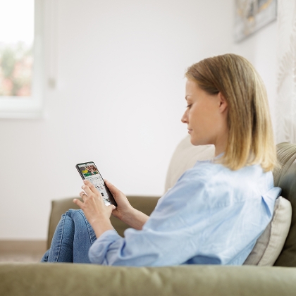 Frau registriert sich für den Lagerhaus Newsletter am Handy