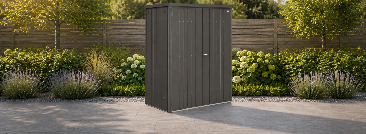 Dunkelgrau-metallic BIOHORT Geräteschrank steht im Garten