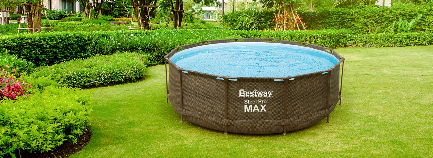 Bestway Steel Pro MAX Pool mit Wasser steht im Garten
