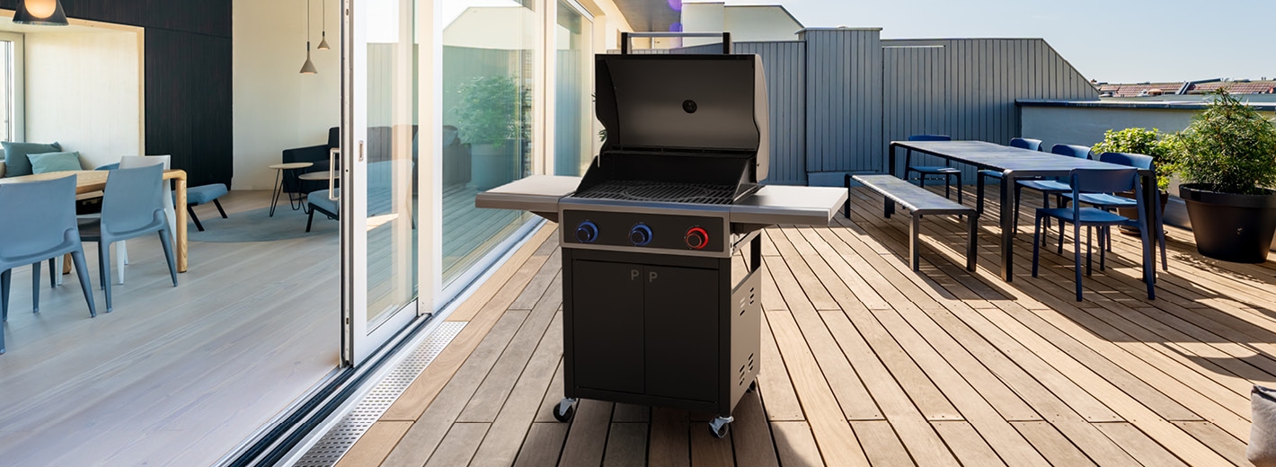 Ein 3-flammiger Gasgriller von Keansburg steht auf der Terrasse