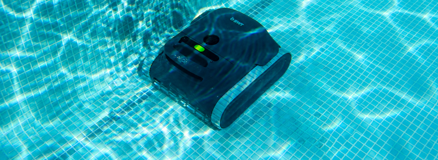 BWT Poolroboter ES Echo saugt den Poolboden