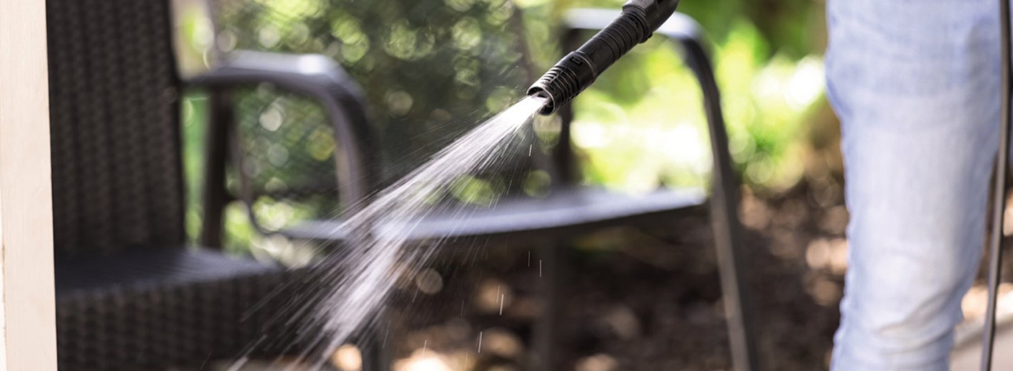 Mit dem WOODSTAR Elektro Hochdruckreiniger HDR320 Gartenmöbeln reinigen