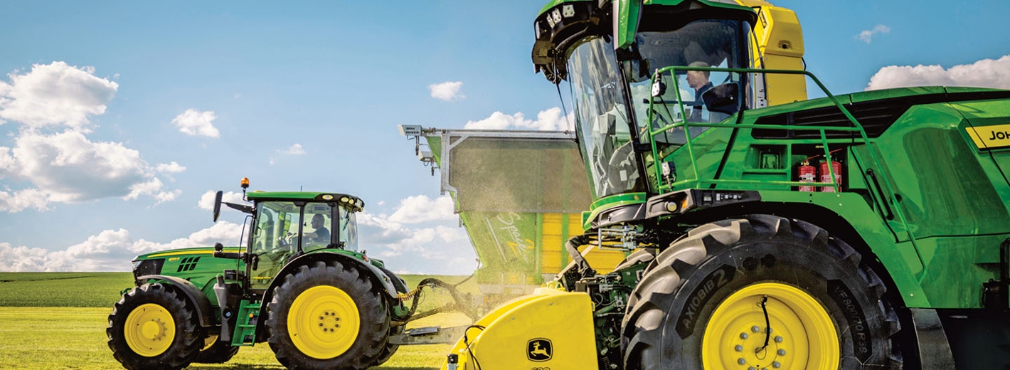 John Deere Traktor am Feld