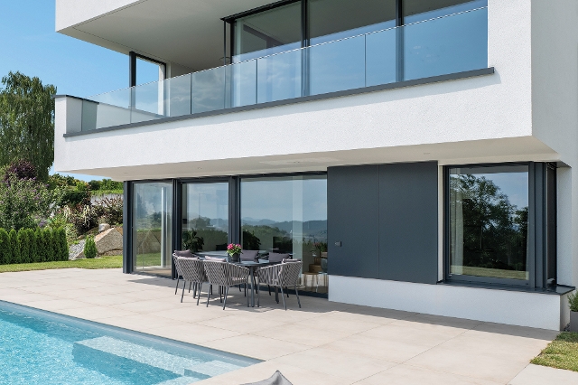 Haus von außen mit Kunststoff-Aluminium Fenster KF 520, Kunststoff-Aluminium-Hebeschiebetür KS 430, Fixverglasung HX 300