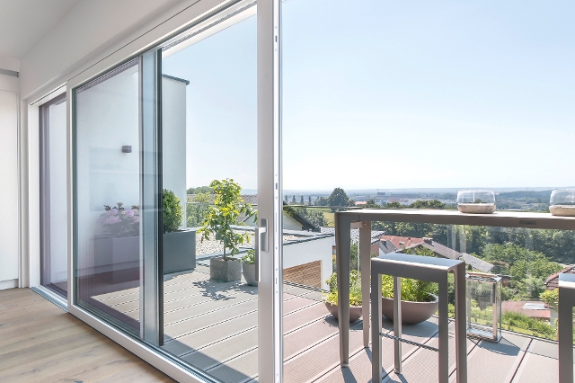 Blick auf den Balkon mit Hebeschiebetür