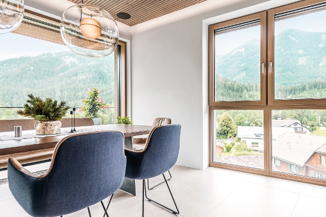 Esszimmer mit Holz-Aluminium-Fenster HF 410