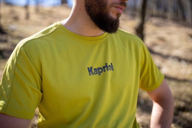 Mann in T-Shirt mit Thermoregulierung von Kapriol