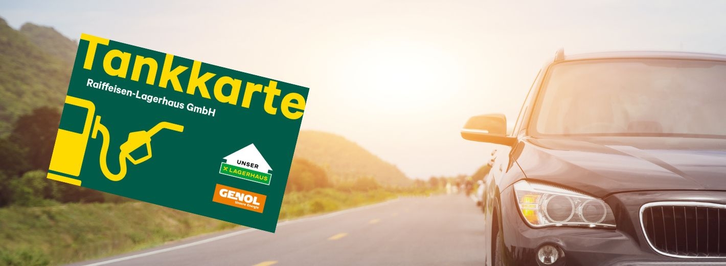 schwarzes Auto, Landstraße mit Sonnenaufgang im Hintergrund, links eine Abbildung der Lagerhaus-Tankkarte