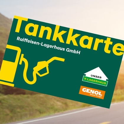 schwarzes Auto, Landstraße mit Sonnenaufgang im Hintergrund, links eine Abbildung der Lagerhaus-Tankkarte