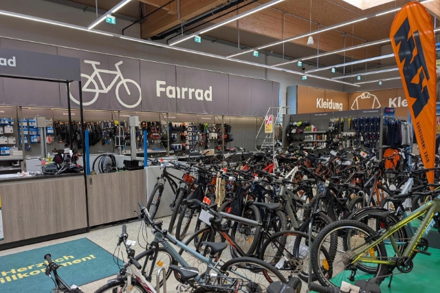 Innenaufnahme des Radshop Bruck mit Fahrrädern und Regalen mit Zubehör.