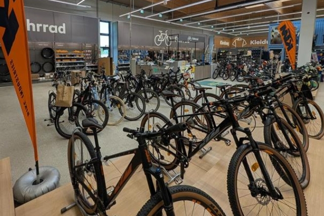 Innenaufnahme des Radshop Bruck mit Fahrrädern und Regalen mit Zubehör.