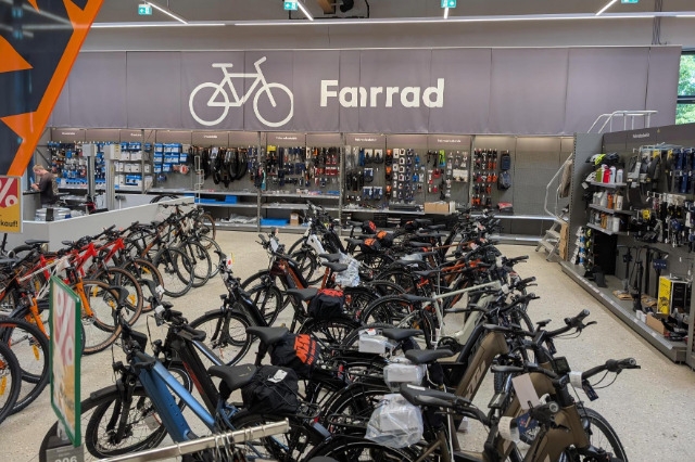 Innenaufnahme des Radshop Bruck mit Fahrrädern und Regalen mit Zubehör.