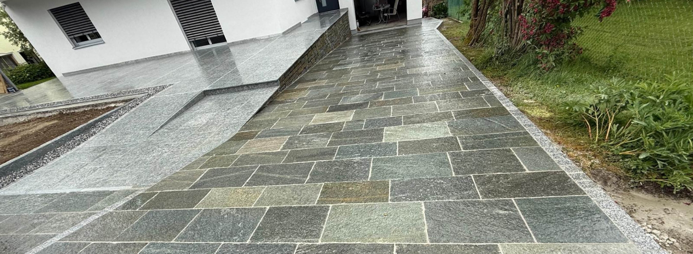 Foto von Einfahrt mit schönem Plasterstein