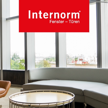 Foto von schöner Aussicht mit großen Fenstern im Wohnzimmer mit Internorm Logo