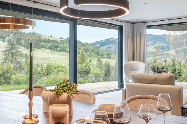 Foto von offenem Wohnraum mit großen Fenstern