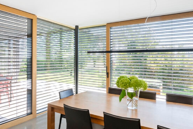 Foto von offenem Wohnraum mit großen Fenstern