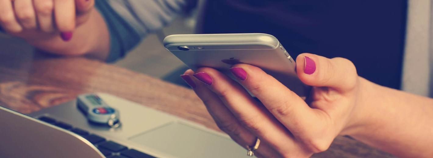 Frau hält ein Smartphone in der Hand - Nahaufnahme fotografiert